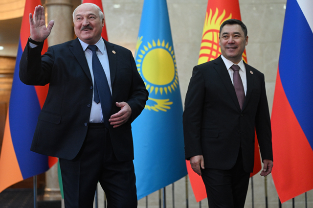 Президент Белоруссии Александр Лукашенко (слева) и президент Киргизии Садыр Жапаров