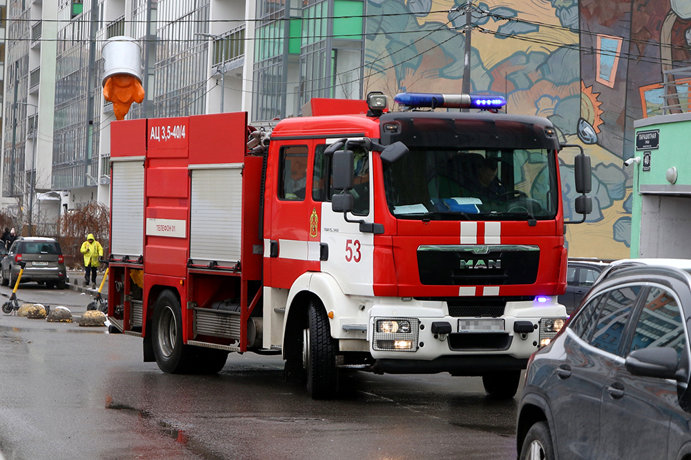 Пожарная машина весит 20 тонн, лететь она не может, да и нельзя по Правилам дорожного движения. Фото: www.globallookpress.com