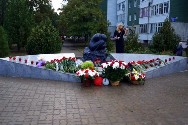 В вахте памяти участвуют спасатели, пожарные, представители силовых ведомств, родственники и друзья погибших.