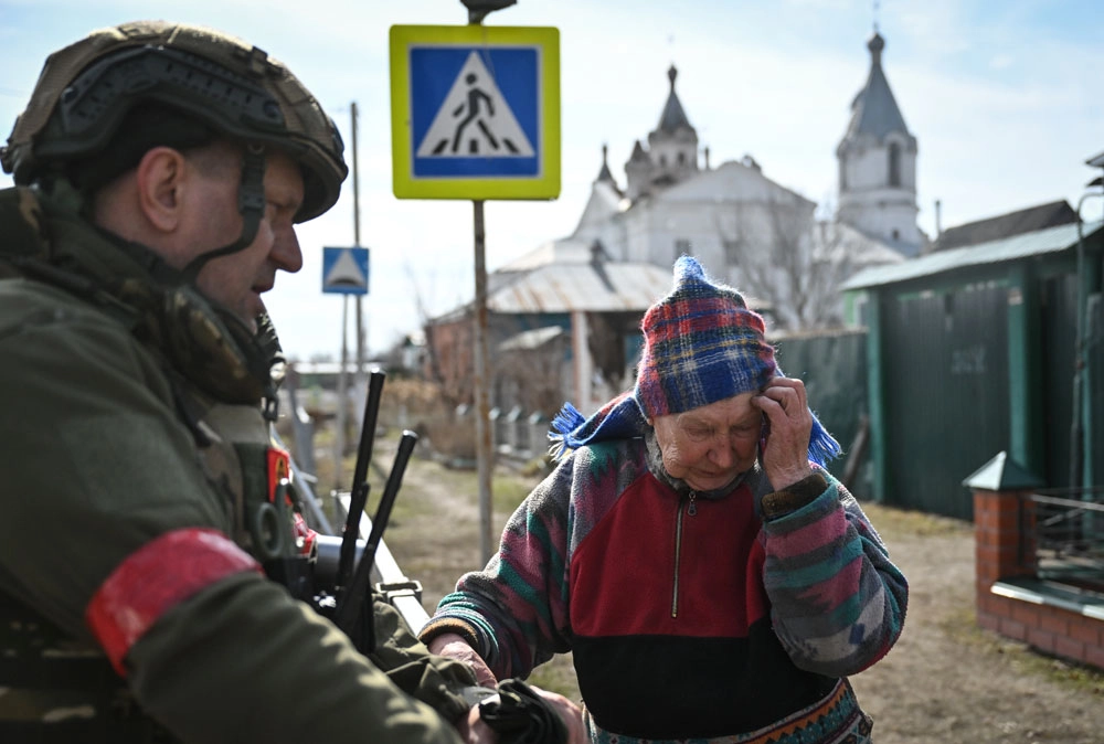 За несколько дней ВС РФ освободили более 1100 квадратных километров захваченной территории. Но для мирных жителей район остаётся опасным, их доставляют в пункты временного размещения.