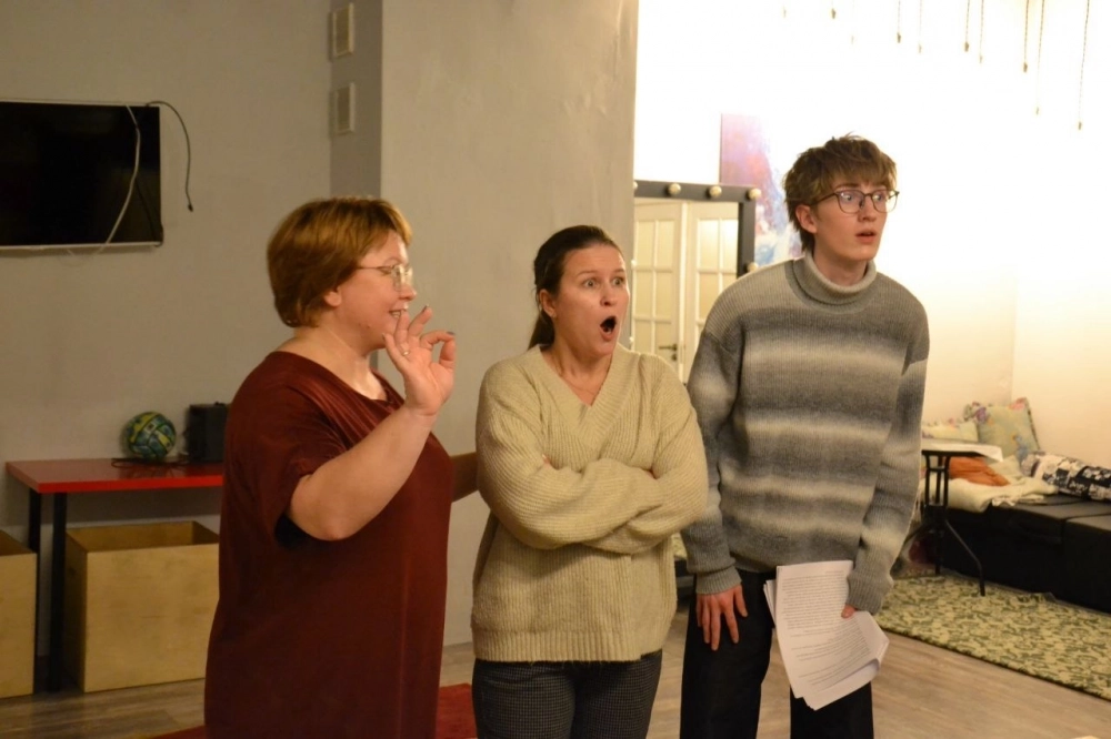 Актёры репетируют сцену из спектакля.