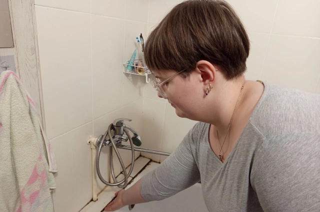 Жильцам постоянно приходится отмывать ванну от чёрной плече