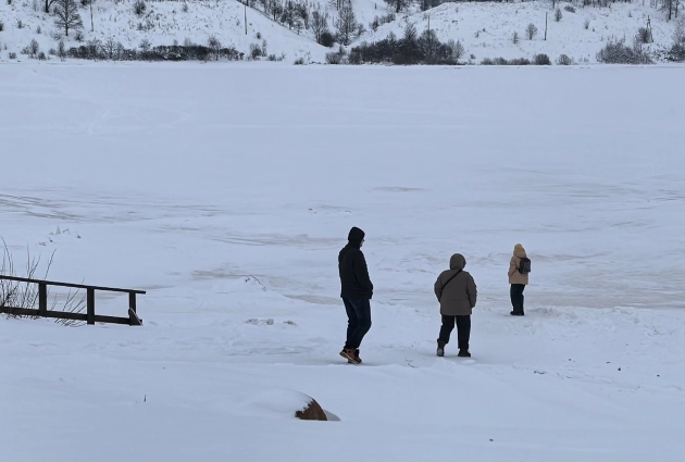 Ждать аэроглиссер приходится прямо у кромки льда на берегу.