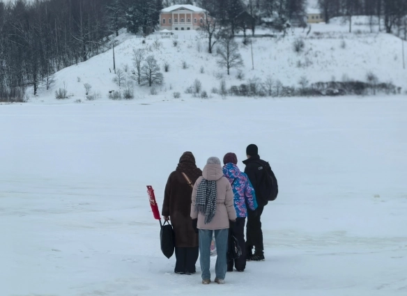 Люди с неуверенностью смотрят на лёд, по которому предстоит идти около 10 минут.