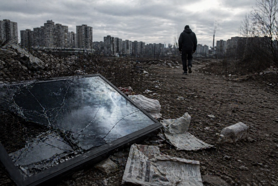 Телевизор злоумышленник собирался продать, но потом просто разбил и выкинул на помойку.