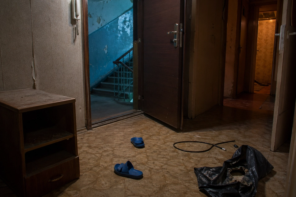 В прихожей фигурант оставил резиновые тапочки, ставшие ключевой уликой.