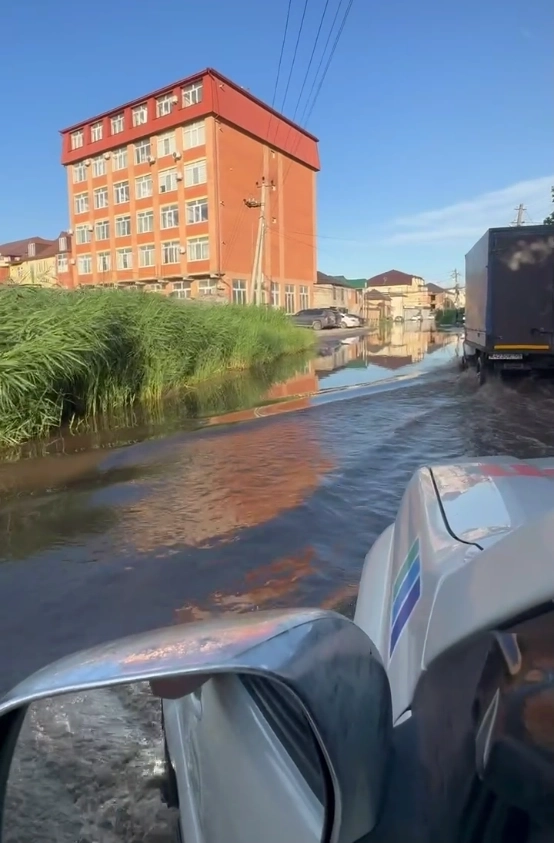 Вода на улицах до сих пор.