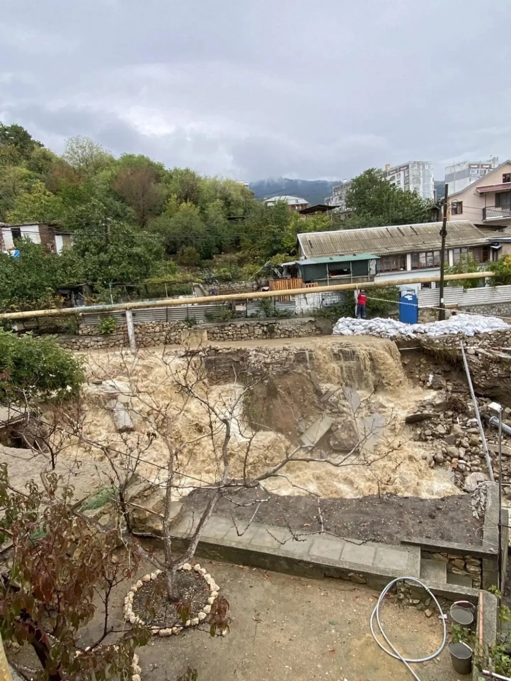 Вода продолжает поступать с гор.