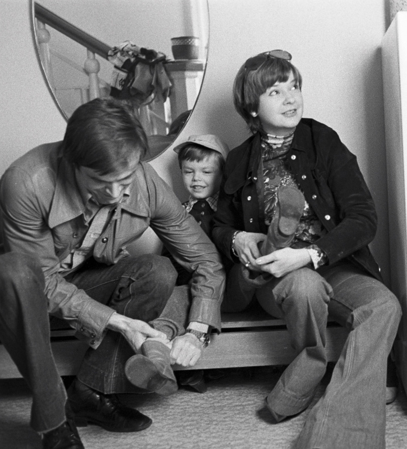 Ведущий актер театра им. Моссовета Георгий Тараторкин с женой Екатериной Марковой и сыном Филиппом. 1968 год