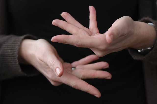 Пациенту и медикам пришлось разговаривать языком жестов.