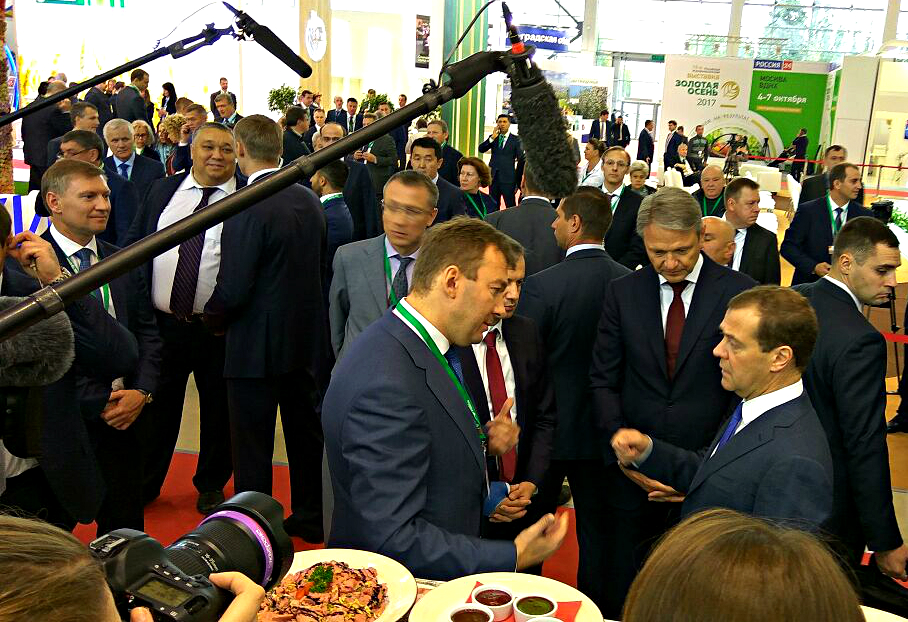 Стенд компании в день открытия выставки посетили премьер-министр Дмитрий Медведев и глава Министерства сельского хозяйства Александр Ткачев. 