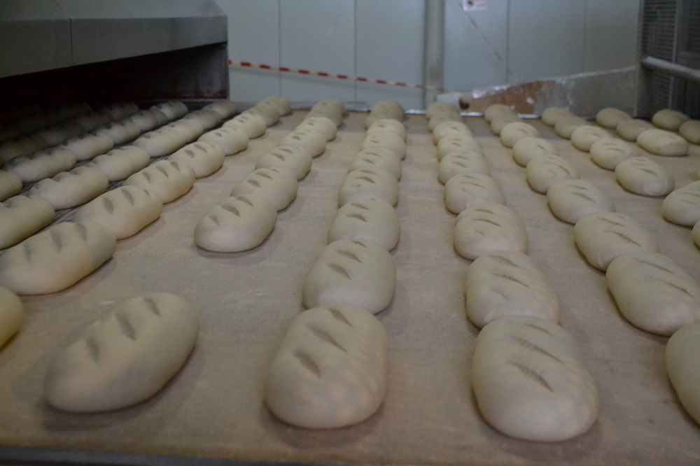 Никакое «ненастье» не в силах остудить печи, возле которых круглосуточно трудятся работники Владимирского хлебокомбината.