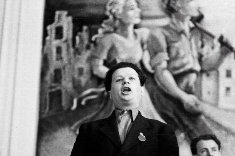 Встреча пятидесятников и 2-й парламент FDJ в Мейсене в 1947 году Герман Аксен между Эдит Бауманн и Эрихом Хонеккером на встрече пятидесятников и 2-й парламент FDJ в Мейсене, Германия, 1947 год