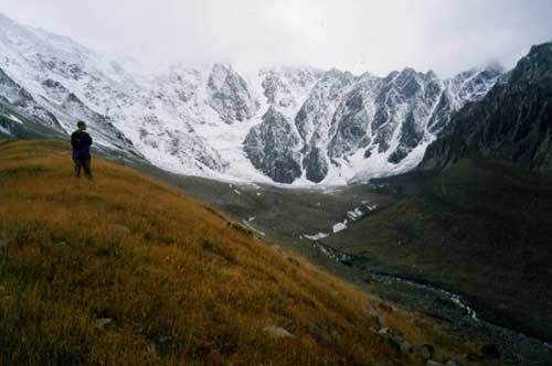 Ледник Колка за год до катастрофы 2002 года.