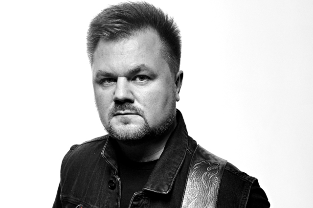 Алексей Иовчев, соло-гитара, бэк-вокал, автор музыки и текстов.