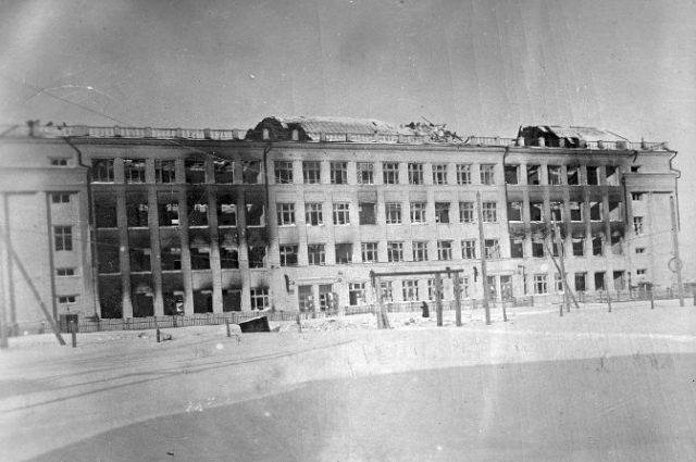 Здание школы №28 на улице Мусоргского в г. Калинине после освобождения города.