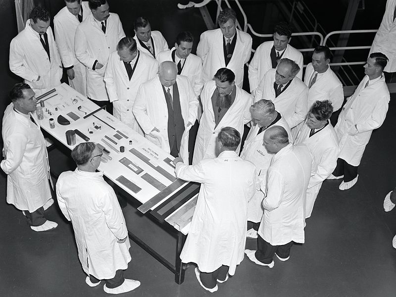 Курчатов (стоит в центре) в Британском ядерном центре «Харуэлл», 26 апреля 1956 года.