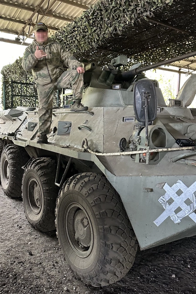 Спецназовец Дантист и подбитая техника.