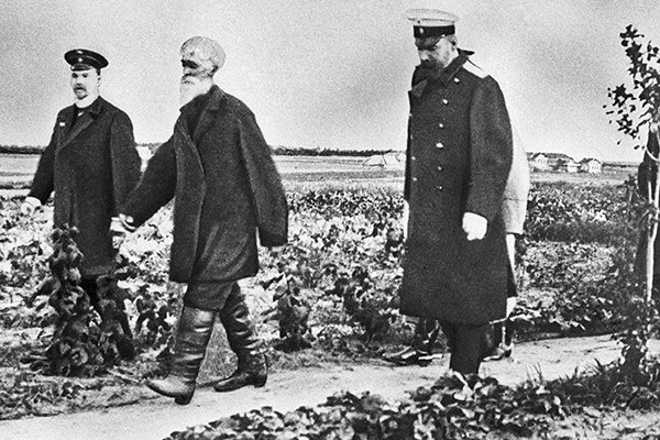 Петр Столыпин знакомится с хуторским хозяйством рядом с Москвой
