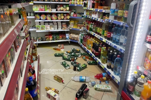 В супермаркетах с полок попадали продукты.