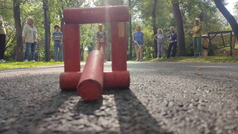 Пенсионер ведёт активный образ жизни, а если не едет на очередной сплав, в поход и так далее, играет в городки в парке.