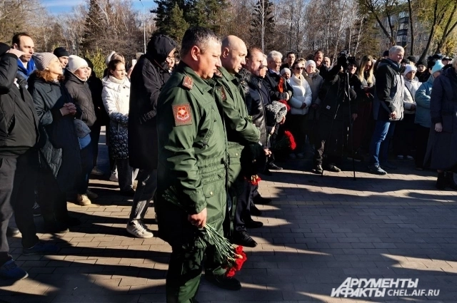 Военнослужащие также почтили память погибших.