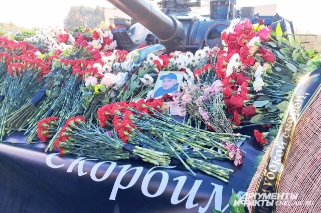 Танк оказался полностью покрыт цветами.