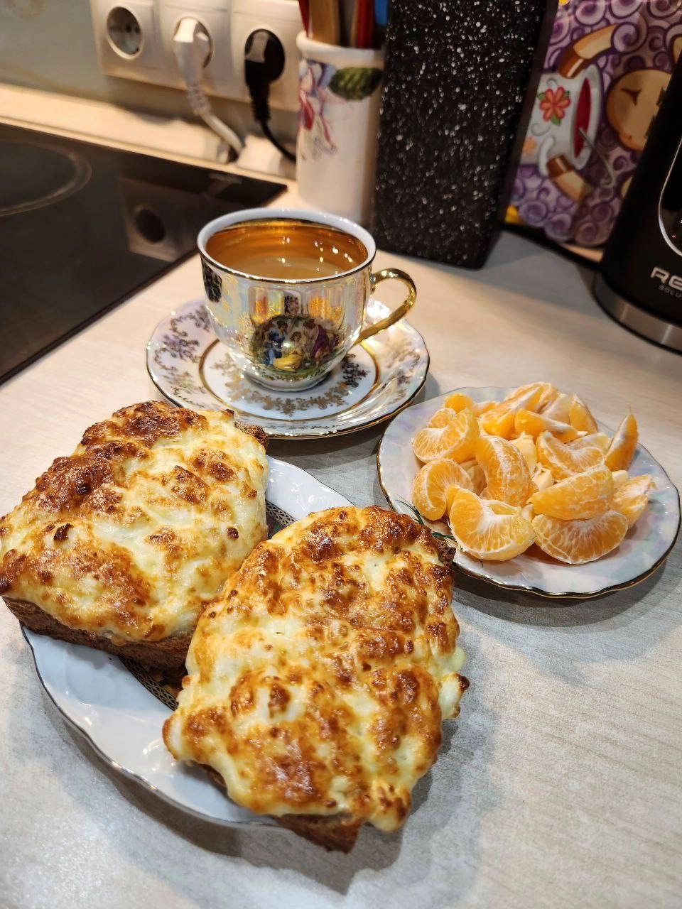 Бутерброды с сырной корочкой.