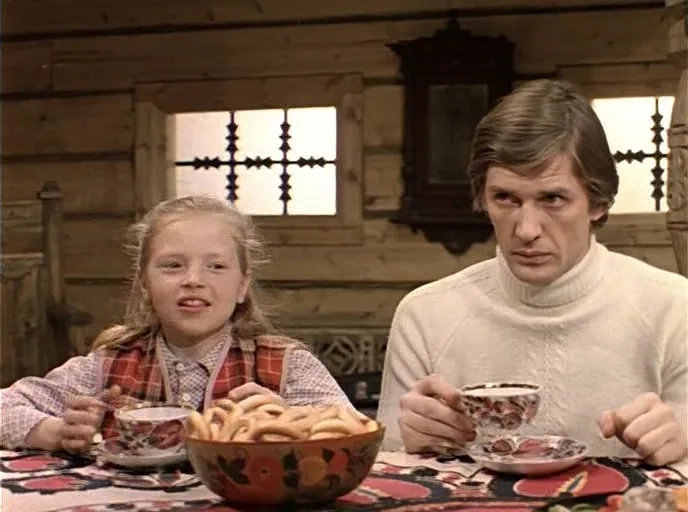 Анна Ашимова исполнила роль Нины Пуховой, младшей сестры Ивана Пухова, «экранным старшим братом» которой стал Александр Абдулов. На момент выхода фильма на экраны Анне было девять лет.