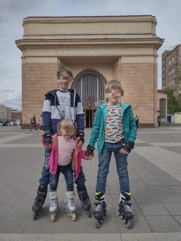 Миша — старший в семье.