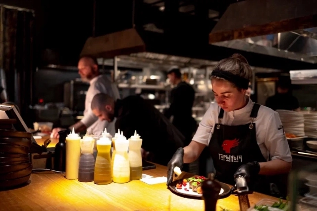 В ресторане открытая кухня, где всё готовится при вас.