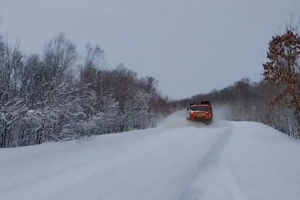 Так в регионе теперь выглядят дороги — через снежные бастионы пытается прорваться спецтехника. Фото: министерство транспорта Хабаровского края