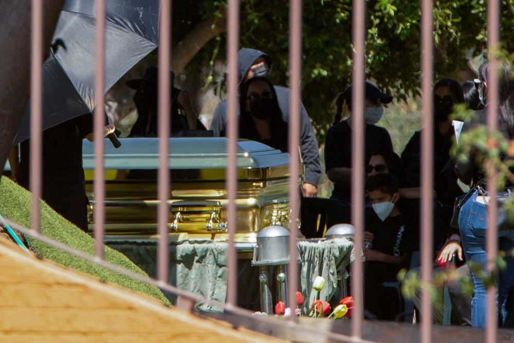 Похоронная церемония на кладбище в городе Сапопан, Мексика. В золотом гробу – тело лидера наркокартеля, 2 марта 2026 года.