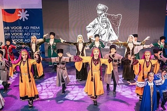 В «Ивериони» входят 200 талантливых артистов.