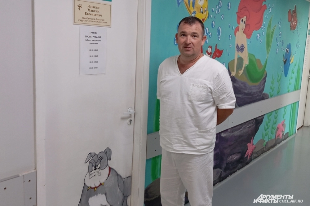 Максим Евгеньевич в ярком коридоре больницы: всё сделано, чтоб малышам было веселее.
