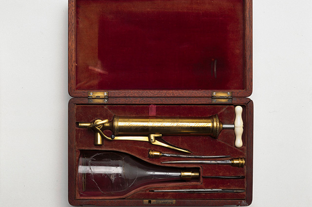 Устройство для переливания крови, принадлежавшее Джеймсу Бланделлу.