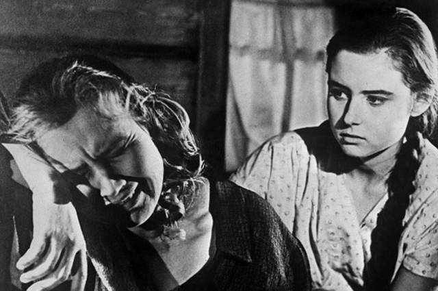 Екатерина Савинова и Виктория Лепко. Кадр из фильма «Колыбельная», 1962 год