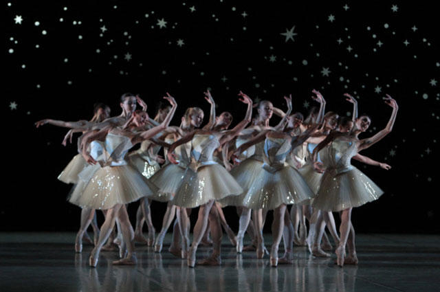 Сцена из балета П. Чайковского Щелкунчик в постановке Начо Дуато в Михайловском театре