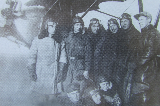 Николай Максимов (второй слева) - летчик.