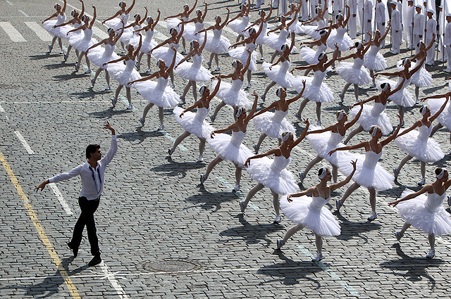 Балет выступает на праздничном представлении на Красной площади, посвященное Дню города. Слева - Николай Цискаридзе, 2011 год