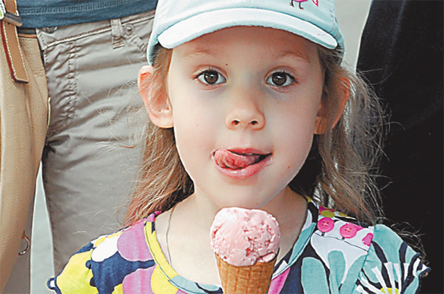 Девочка с мороженым