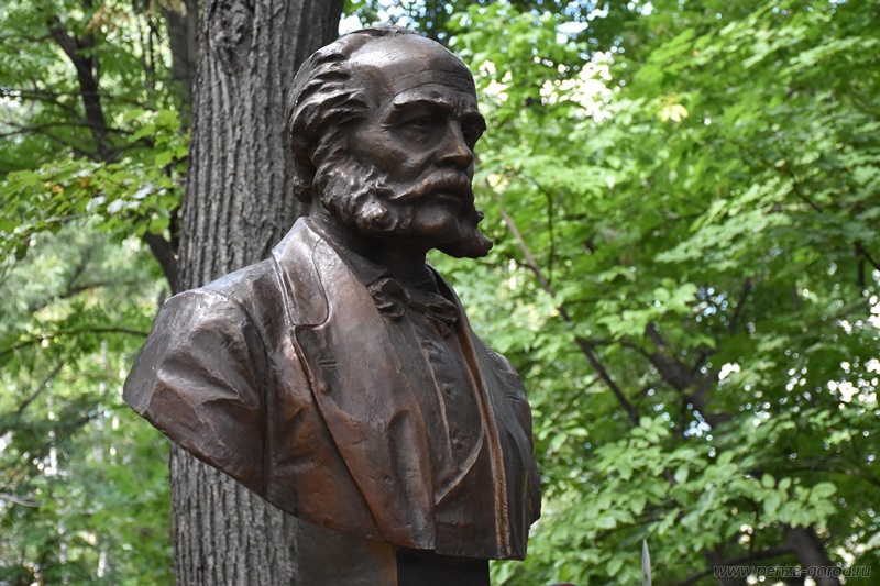 Памятник Лаврентию Загоскину в Пензе.