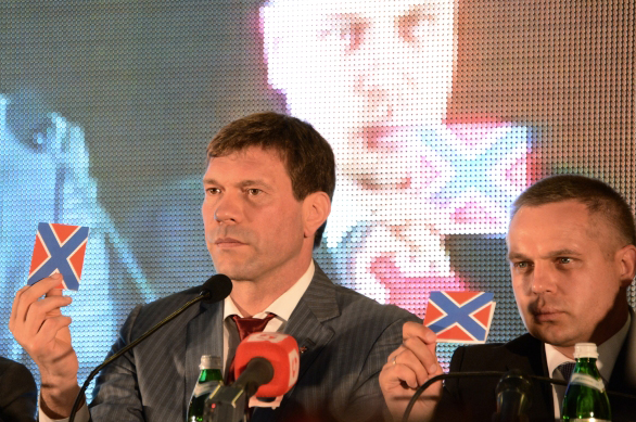 Олег Царёв (слева) на съезде народных представителей Донецк 2014 