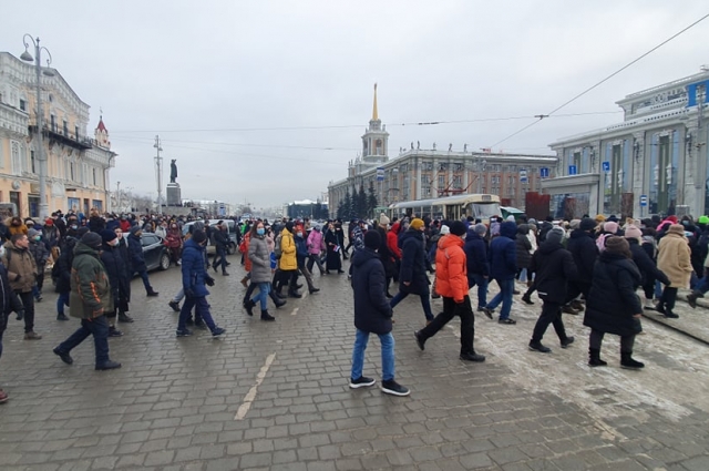 Митингующие пересекают улицу Ленина.