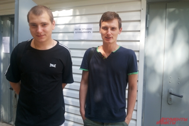Братья Рябцевы, Антон (справа) и Никита (слева), собираются устроиться на работу в Ростове-на-Дону