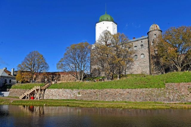 Выборгский замок – единственный музеефицированный западноевропейский замок в России. Он был заложен шведами в 1293 году. Каждый год его посещают более 200 тыс. туристов. 