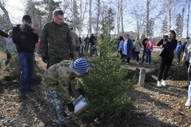 Сын губернатора Владимир помогал высаживать саженцы деревьев на территории парка.