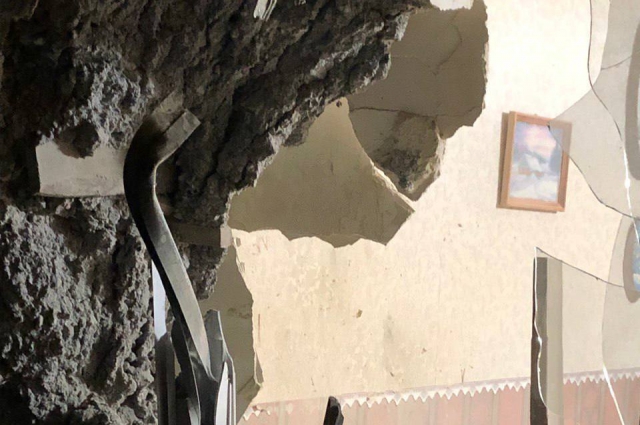 Разрушенный снарядом дом в Новой Таволжанке.