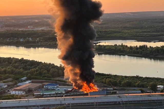 Столб дыма от пожара на станции Уфа
