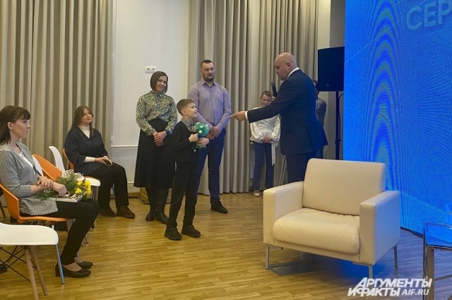 22 декабря в Кузбассе проходила пресс-конференция, на которой губернатор подарил сыну кемеровского журналиста Захару Свиридову плюшевого динозавра Кузбасика. 